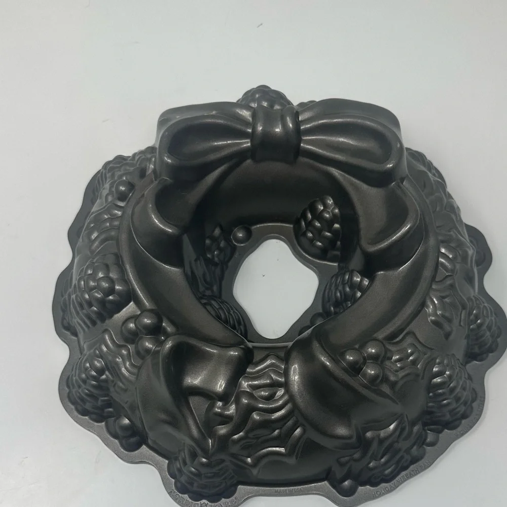 Nordic Ware Holiday Wreath Pan Christmas